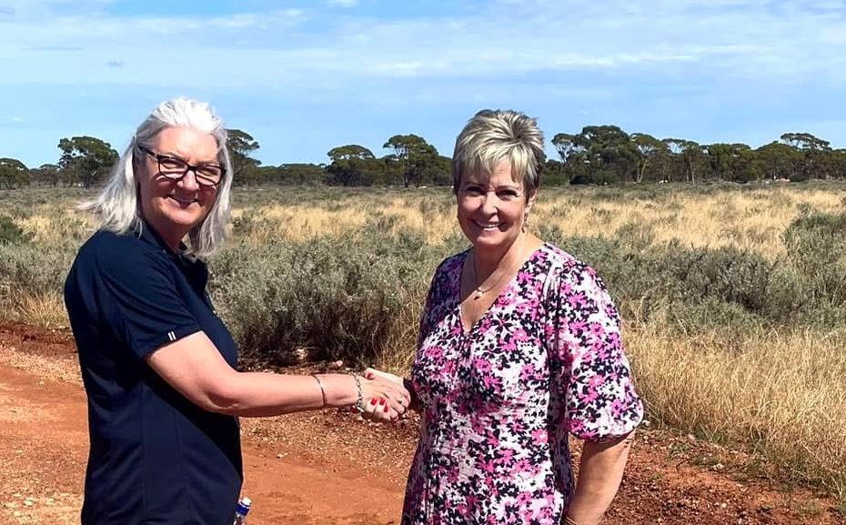 Chairperson Donna Malec thanking Kalgoorlie MP Ali Kent.